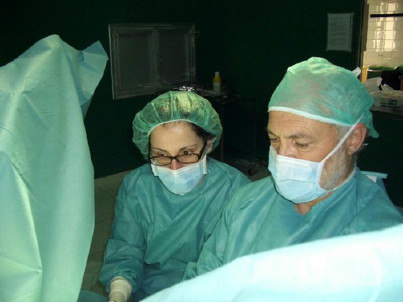 il dottor Carmine Pietrantoni con la dottoressa Sara Pietrantoni in Sala Operatoria. 2009